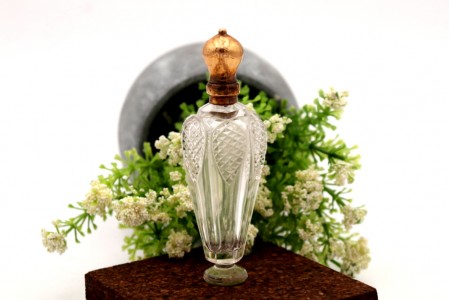 Frasco de perfume em vidro com tampa em ouro